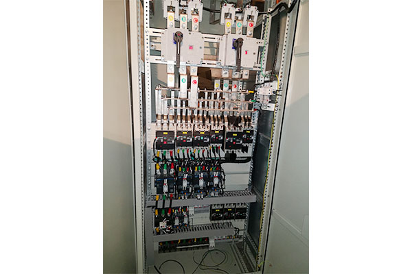 What are the layout optimization strategies for electrical components inside a low voltage distribution cabinet?